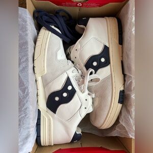 SAUCONY SONIC LOWS NAVY AND BEIGE SIZE M9 W10.5 (runs big)